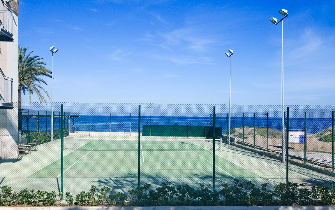 PISTA-TENIS-JUNTO-MAR-CON-LUZ-r.jpg