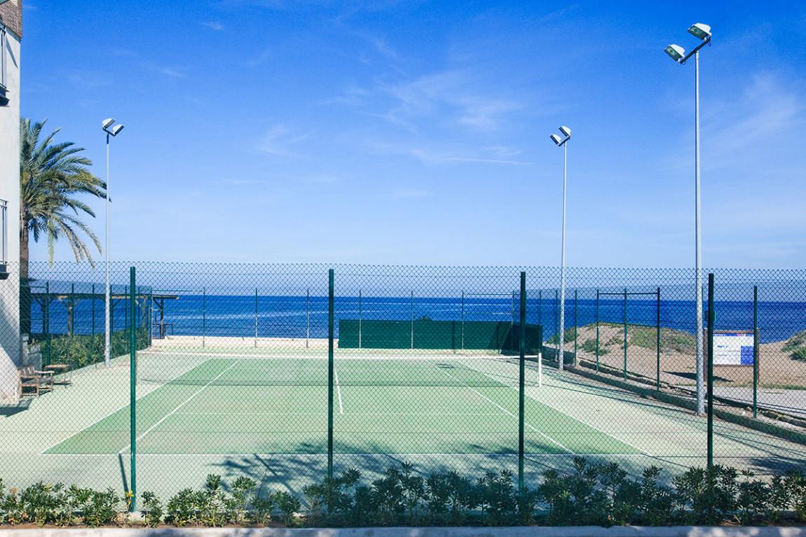PISTA-TENIS-JUNTO-MAR-CON-LUZ.jpg